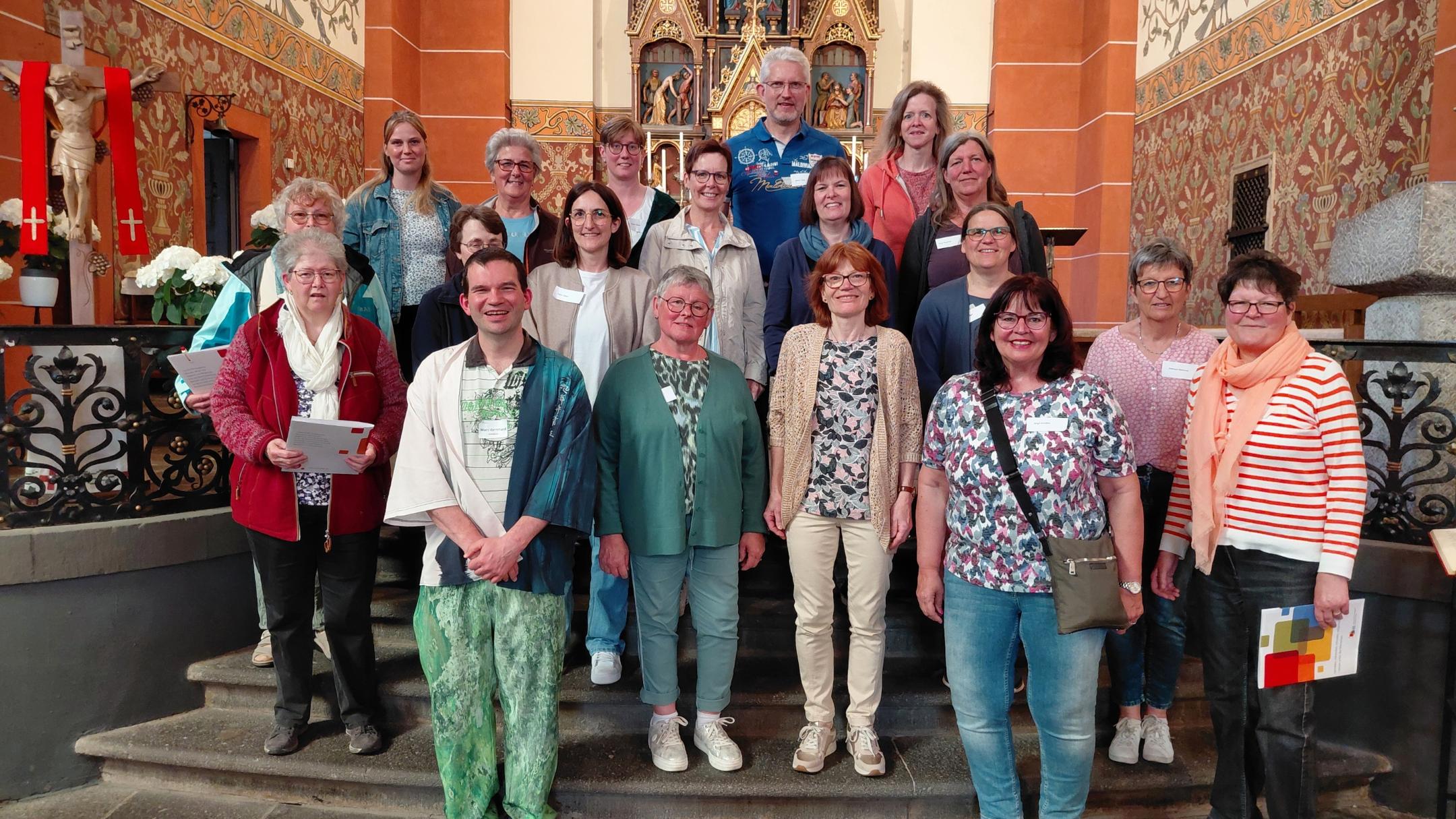 Das Bild zeigt die Teilnehmer der Schulung im Chorraum der Kirche St. Lubentius in Kobern